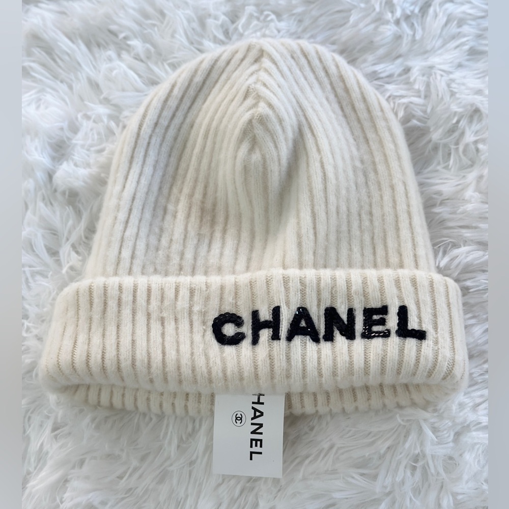 CHANEL LOGO Beanie in White Cashmere